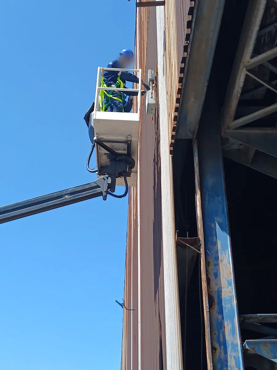 Técnico trabajando en altura desde la canastilla